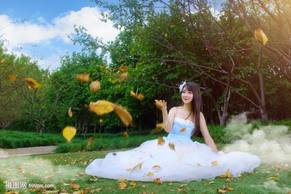 Sister Mei, I can't see my fingers in this secret passage. Let me hold you. Feiyang pointed to the dark secret passage in front and said with a smile.